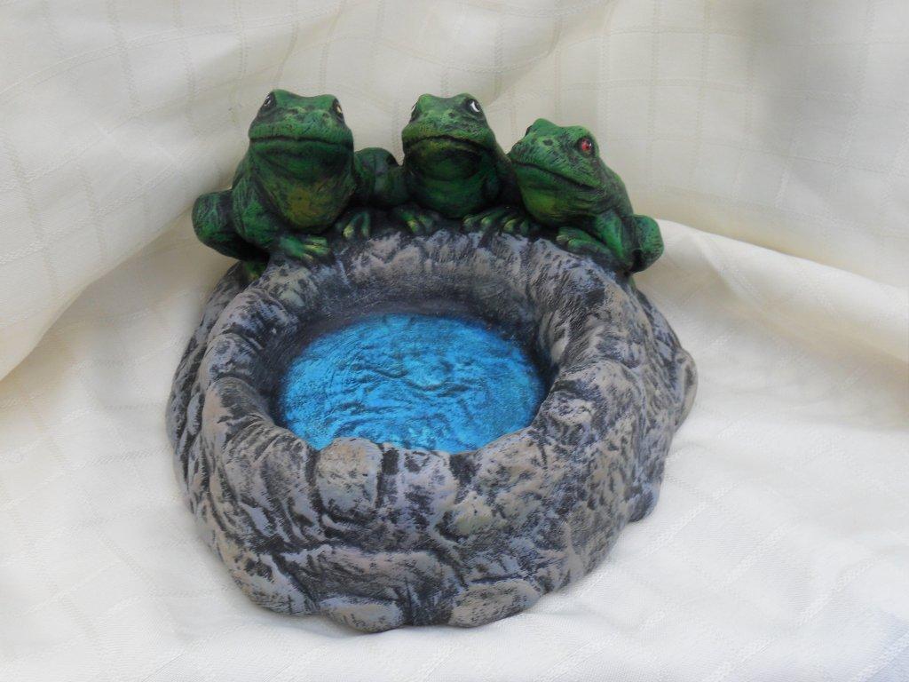 Ceramic painted three frogs on a pond