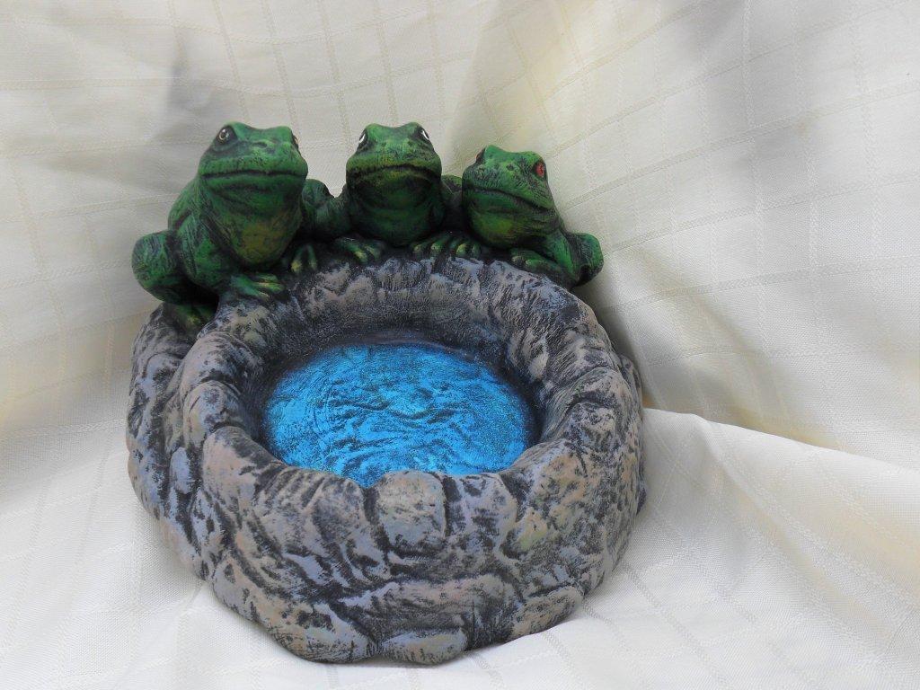 Ceramic painted three frogs on a pond